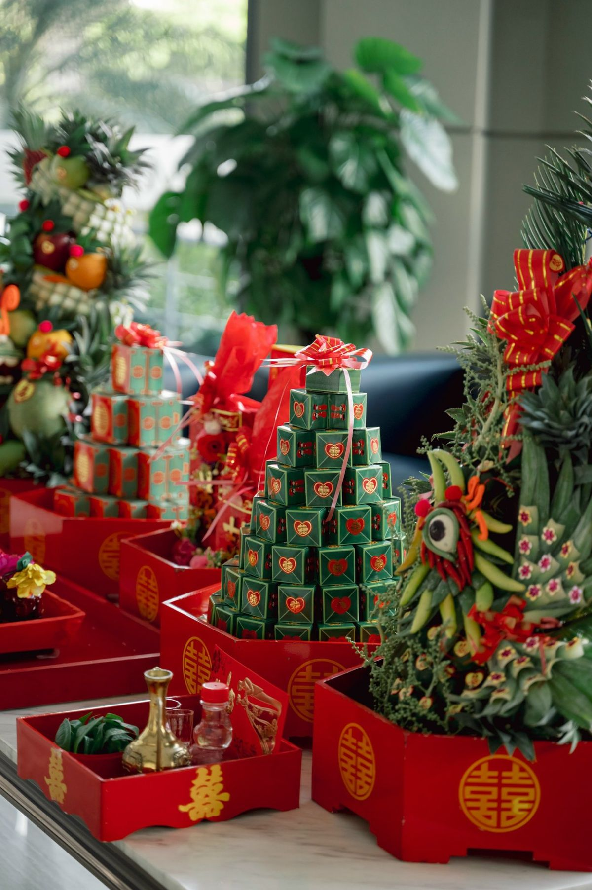 Mâm sính lễ và đội hình bưng quả trong đám hỏi