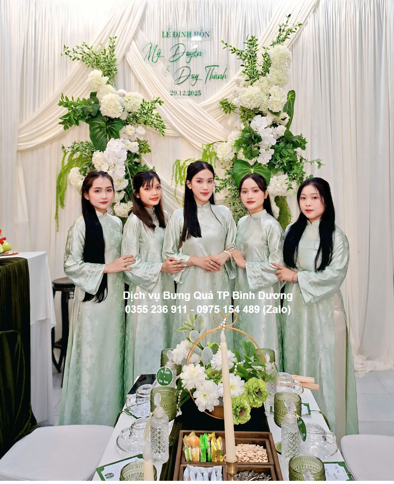 Đội ngũ YDao trong trang phục áo dài